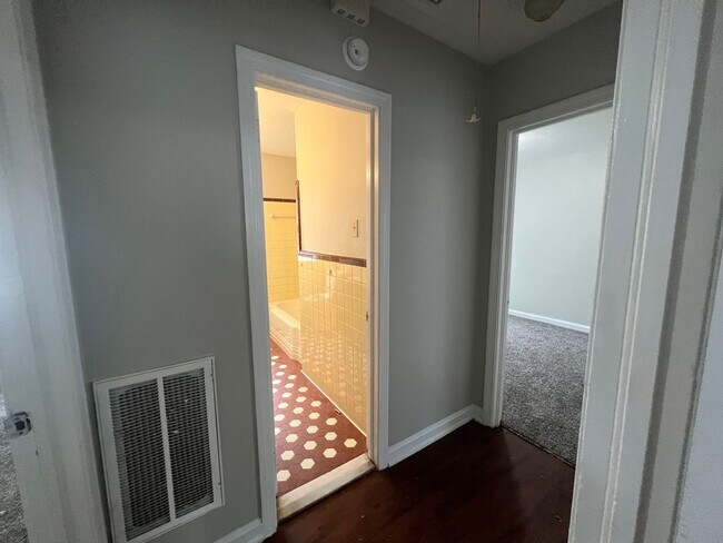 Building Photo - 3 bedroom 1 bathroom single level home