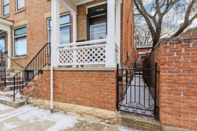 Building Photo - 726 Kerr St