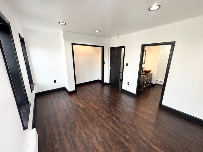 Building Photo - STRA509