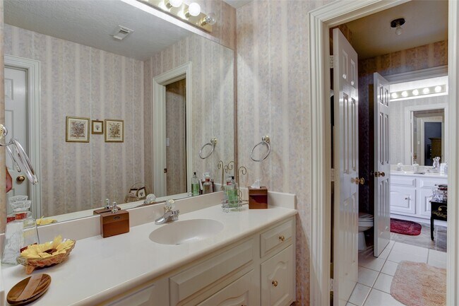 Building Photo - 13703 Lakeshore Way Cove