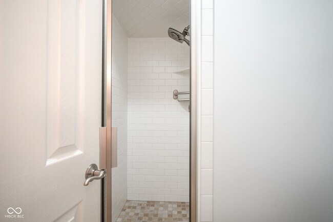 Building Photo - 10924 Lakeshore Dr W