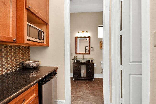 Building Photo - 1611 Lynnview Dr