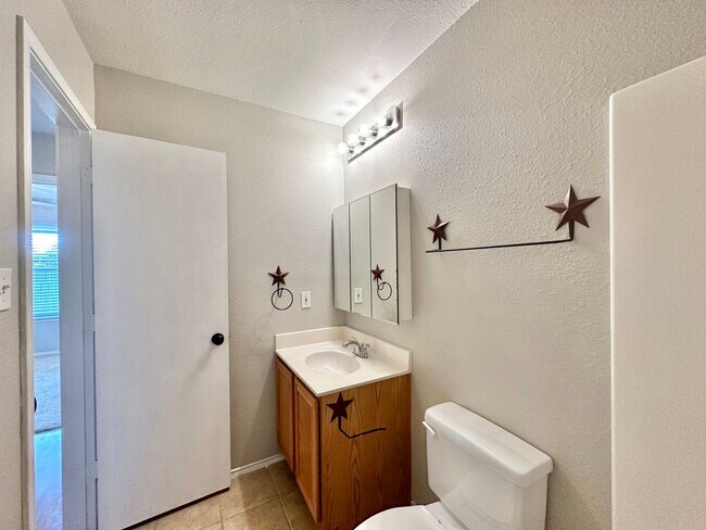 Building Photo - Discover the charm of this 3 bed 2 bath ex...