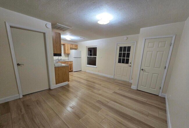 Building Photo - 1921 Dixon St