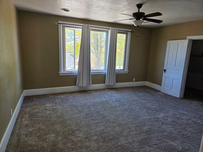 Living Room 1of3 - 523 S 15th St