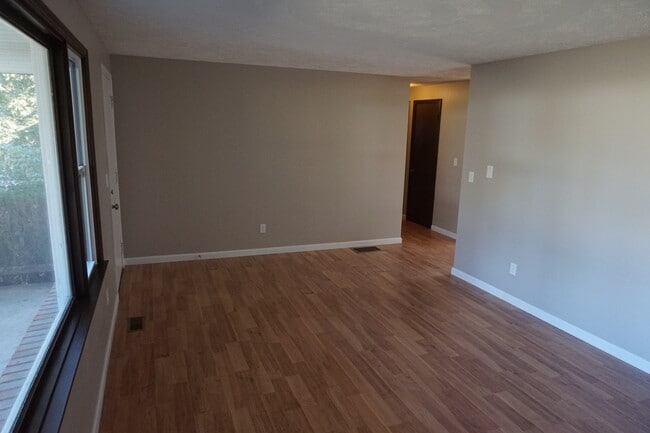 Building Photo - 641 Orchard Dr W