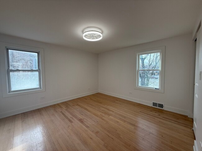 Building Photo - 9304 S Justine St