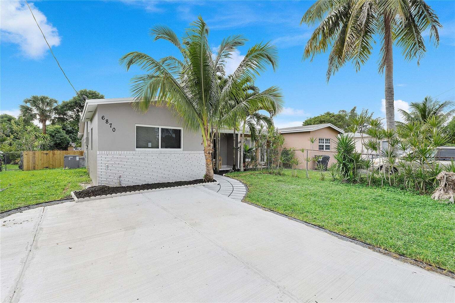 Building Photo - 6870 SW 18th Ct