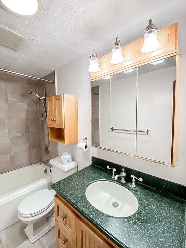 Building Photo - Charming 2-Level, 3 Bed 2 Bath Home In Much Sought After Chalet Woods Location