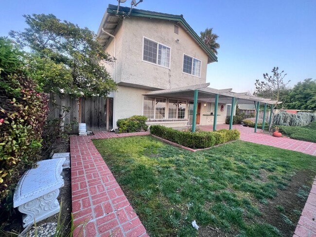 Building Photo - $500 OFF FIRST MONTH'S RENT!!!  BEAUTIFUL TWO LEVEL 3BD/3BA HOME AVAILABLE IN NEWARK, CA !!!!!!