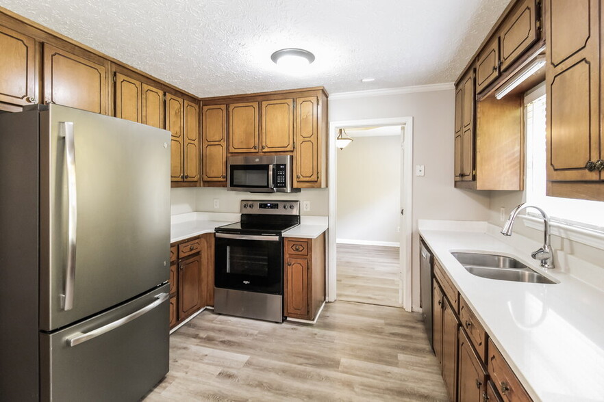 Building Photo - 121 River Trace Ct