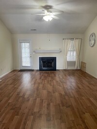 Building Photo - Spacious Townhouse 2 bed/2 bath $1,650 Nea...