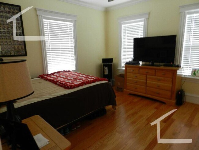 Building Photo - No Brokers Fee, No Security Deposit, Luxury Finishes, Sauna, Central Heat/AC, In-Unit Washer and ...