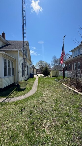 Building Photo - 806 E Loomis St