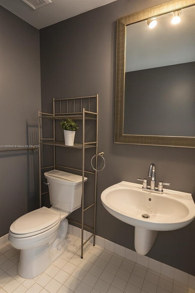 Building Photo - 10 SW South River Dr