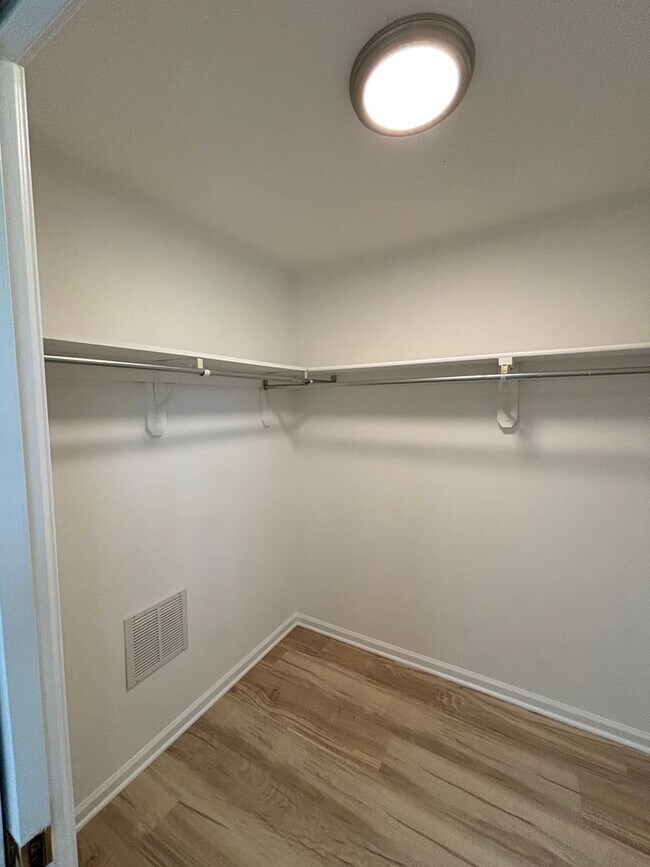 Building Photo - 3 Bedroom Townhome in Emmaus