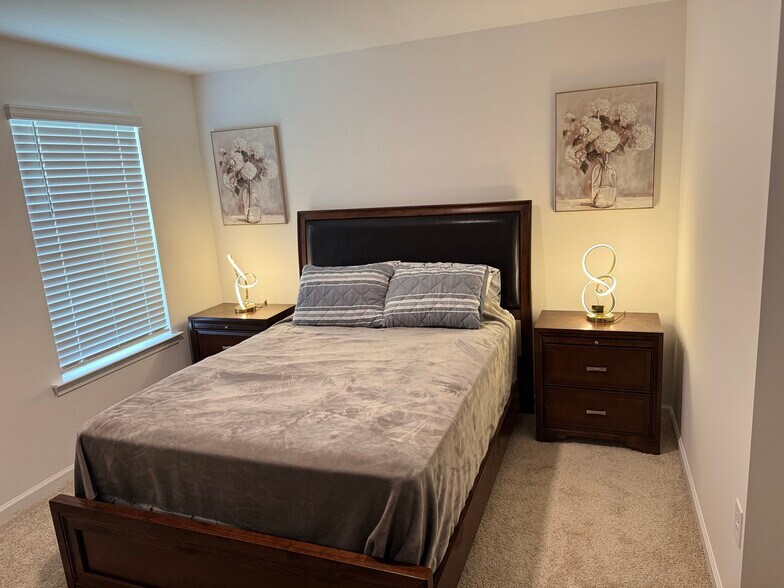 Room 1 - 5435 Shelly Lynn Dr