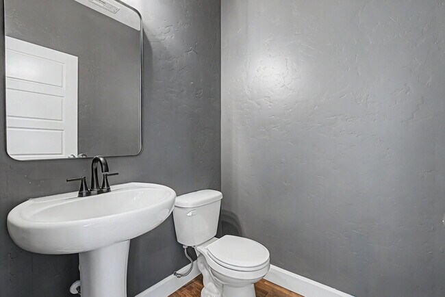Building Photo - 5140 N Elmstone Ave