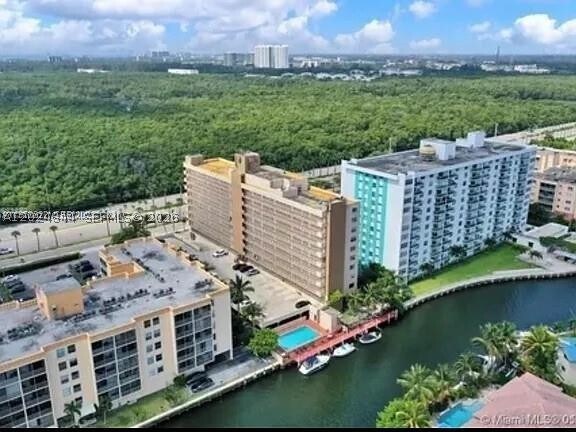 Building Photo - 907 N Miami Beach Blvd