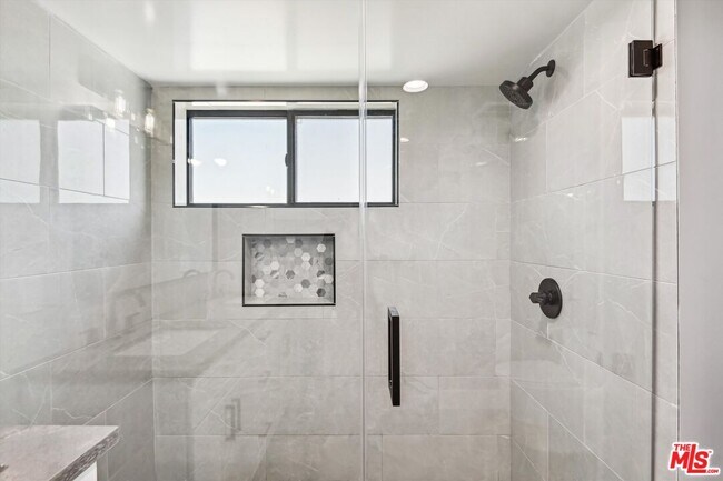 Building Photo - 819 E La Palma Dr