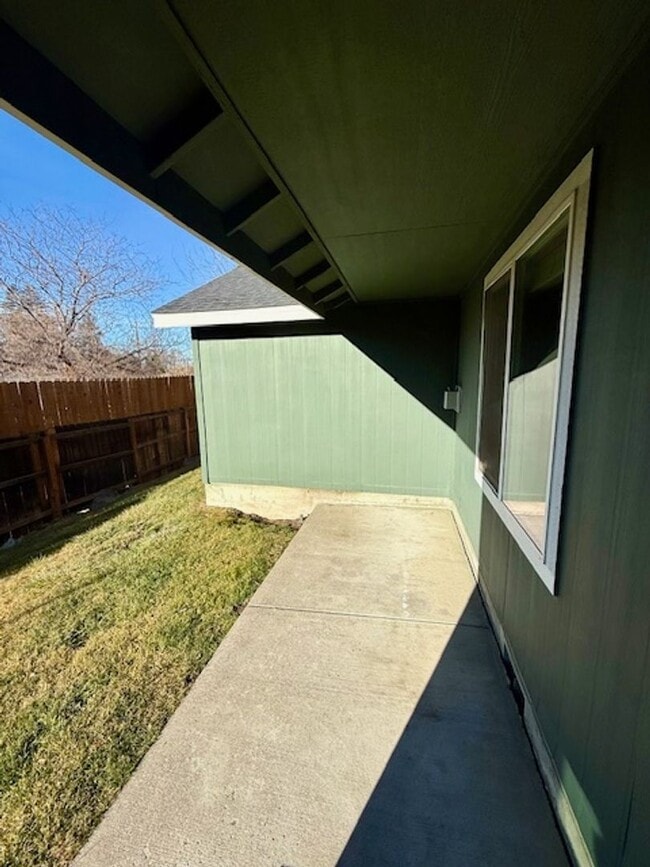 Building Photo - Lovely SE Single Story 3 Bedroom Home with Office!