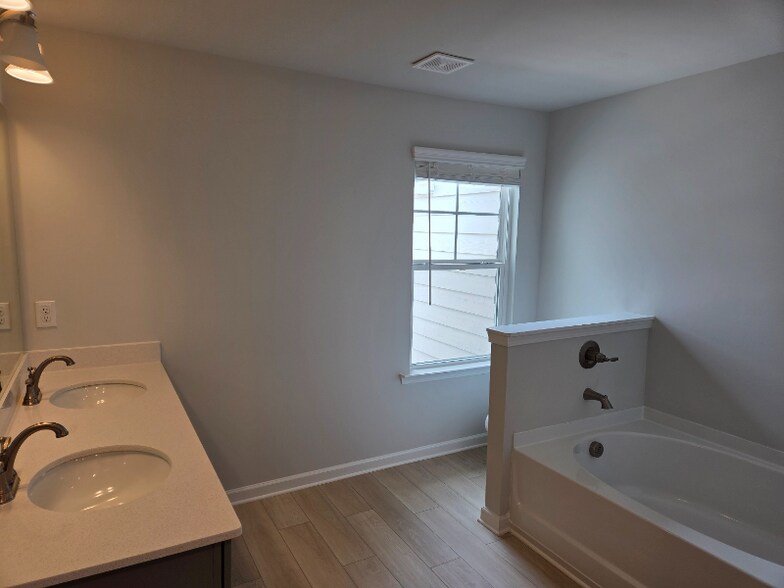 Building Photo - 308 Shine Dr