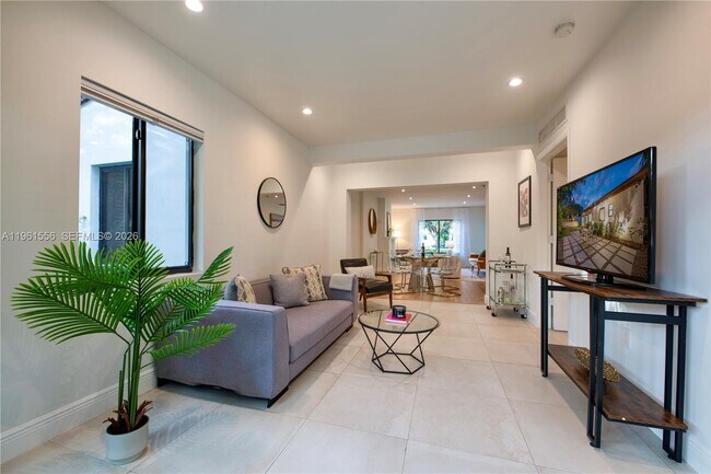 Building Photo - 360 NE 87th St