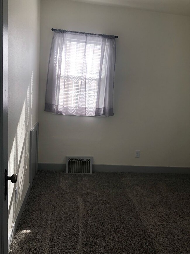 Building Photo - 4 bed 2 bath single family home