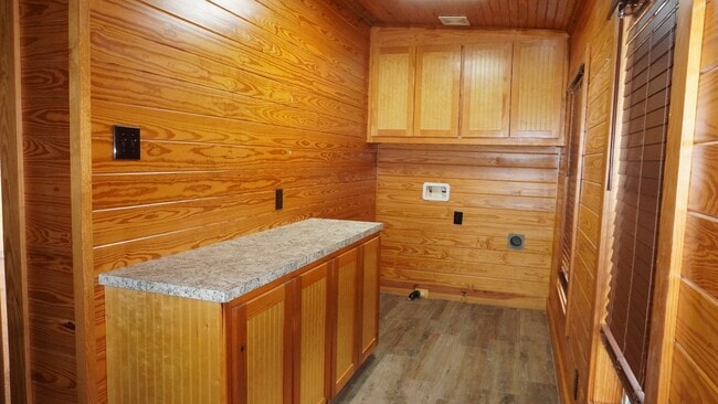 Building Photo - 902 Hidden Valley Dr