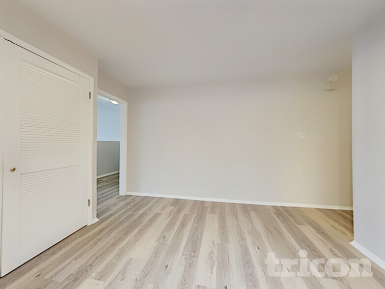 Building Photo - 1045 Crown Dr