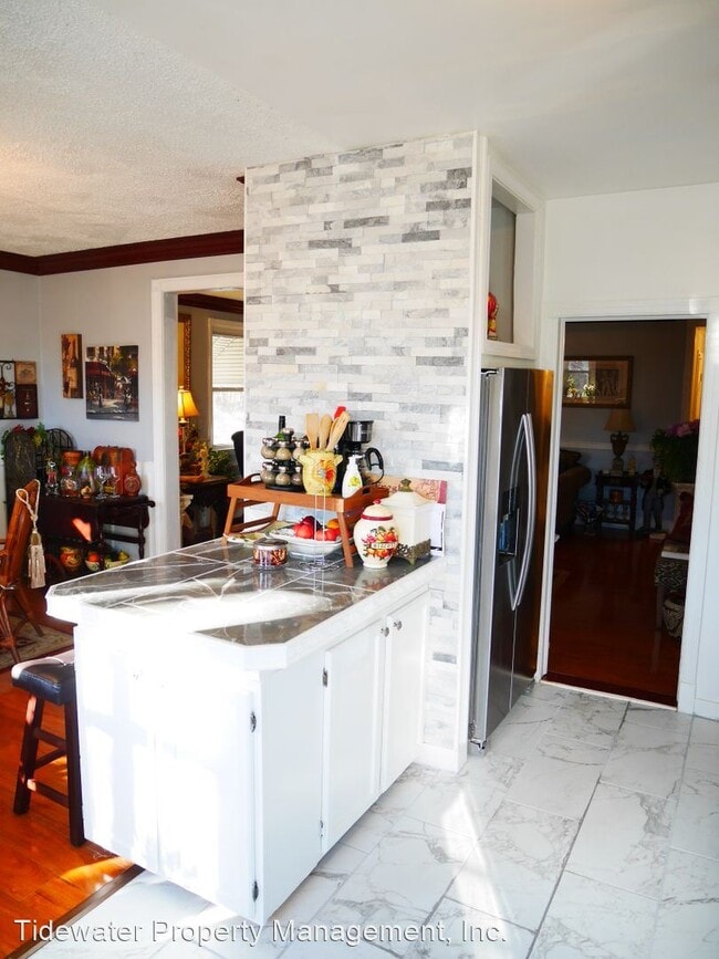 Building Photo - 3 br, 2.5 bath House - 2825 Harview Ave