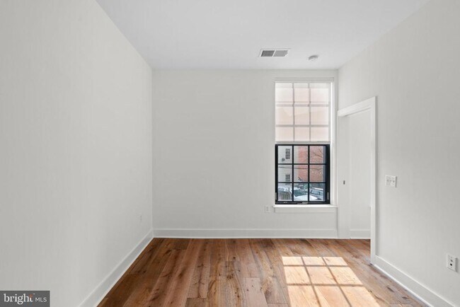 Building Photo - 1312 King St