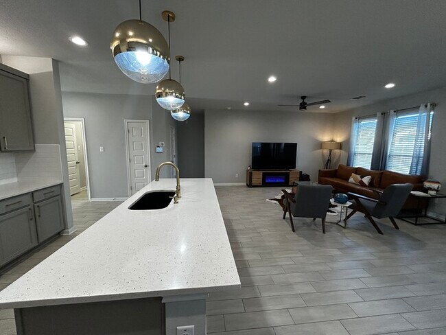 Building Photo - 3BR/2BA single-family home with fenced yard and attached garage in Jarrell, TX.