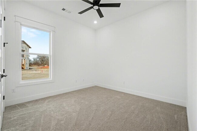 Building Photo - 310 Hedge Dr