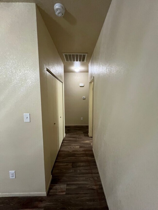 Building Photo - 4 BEDROOM HOME!