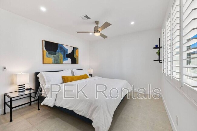 Building Photo - 945 N Buttonwillow Cir