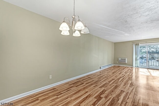 Building Photo - 798 Eves Dr