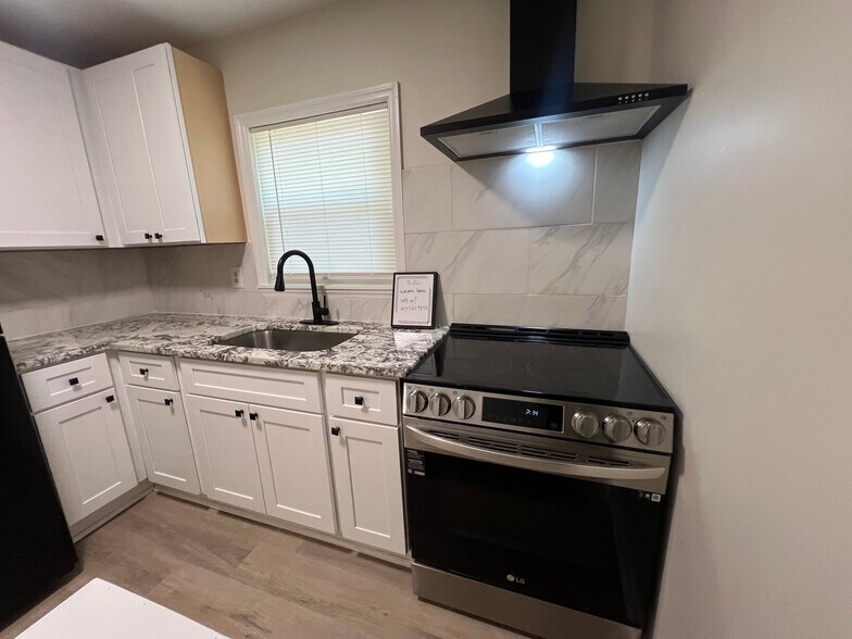 Building Photo - 506 N Line St