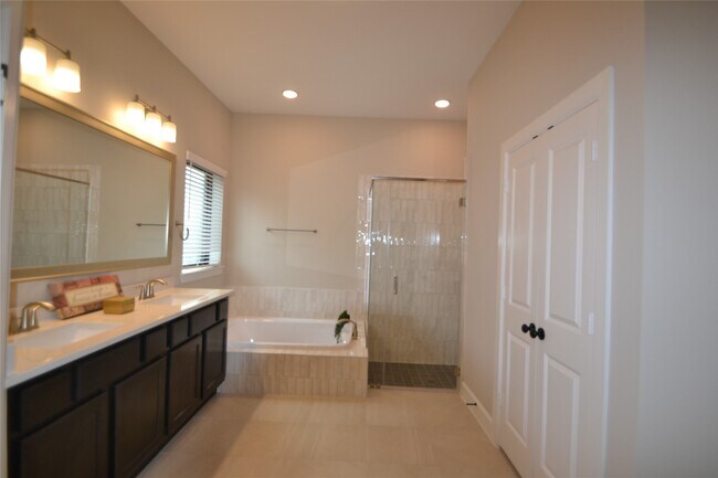 Building Photo - 3207 Kindred Wy