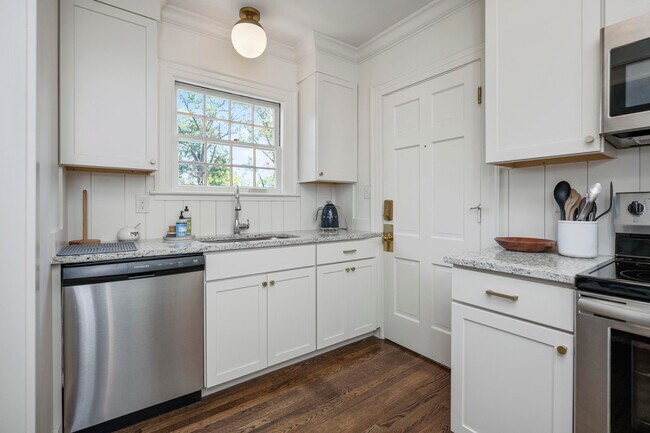 Building Photo - 1411 Fontaine Rd