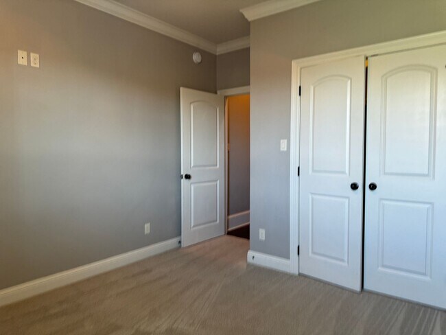 Building Photo - Gated community with community POOL!!!!