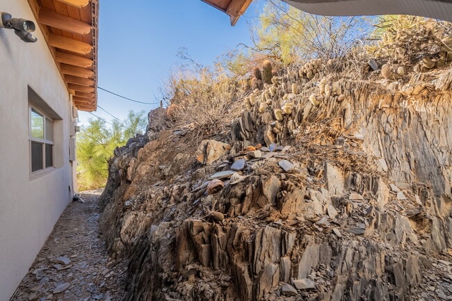 Building Photo - 1902 E Cortez St