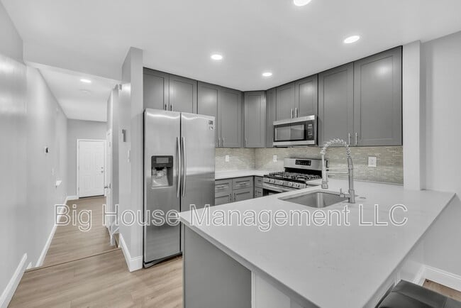 Building Photo - 226 N Madeira St