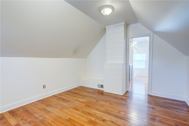 Building Photo - 437 Caroline St