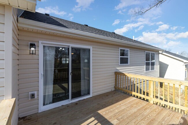 Building Photo - Fully Furnished Short-term rental Includes internet, cable, washer, dryer, etc