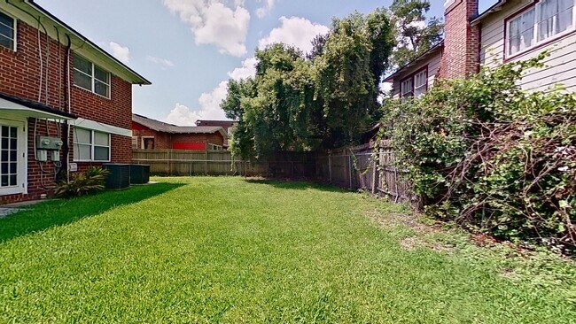 Building Photo - 828 Acosta St