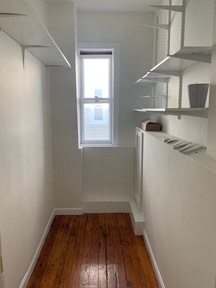 Building Photo - 10 Clary St