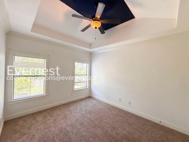 Building Photo - Comfort Meets Modern Convenience with Fireplace / 3 Beds & 2.5 Bath / Available Now