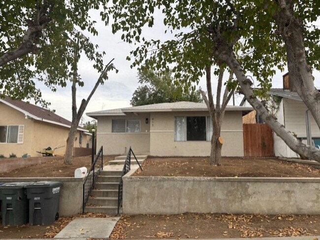 Building Photo - Clean 3 Bedroom / 1.5 Bathoroom House in T...