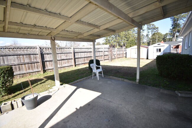 Building Photo - 4 Bedroom and 2 Bath Home- Updated (Pets N...